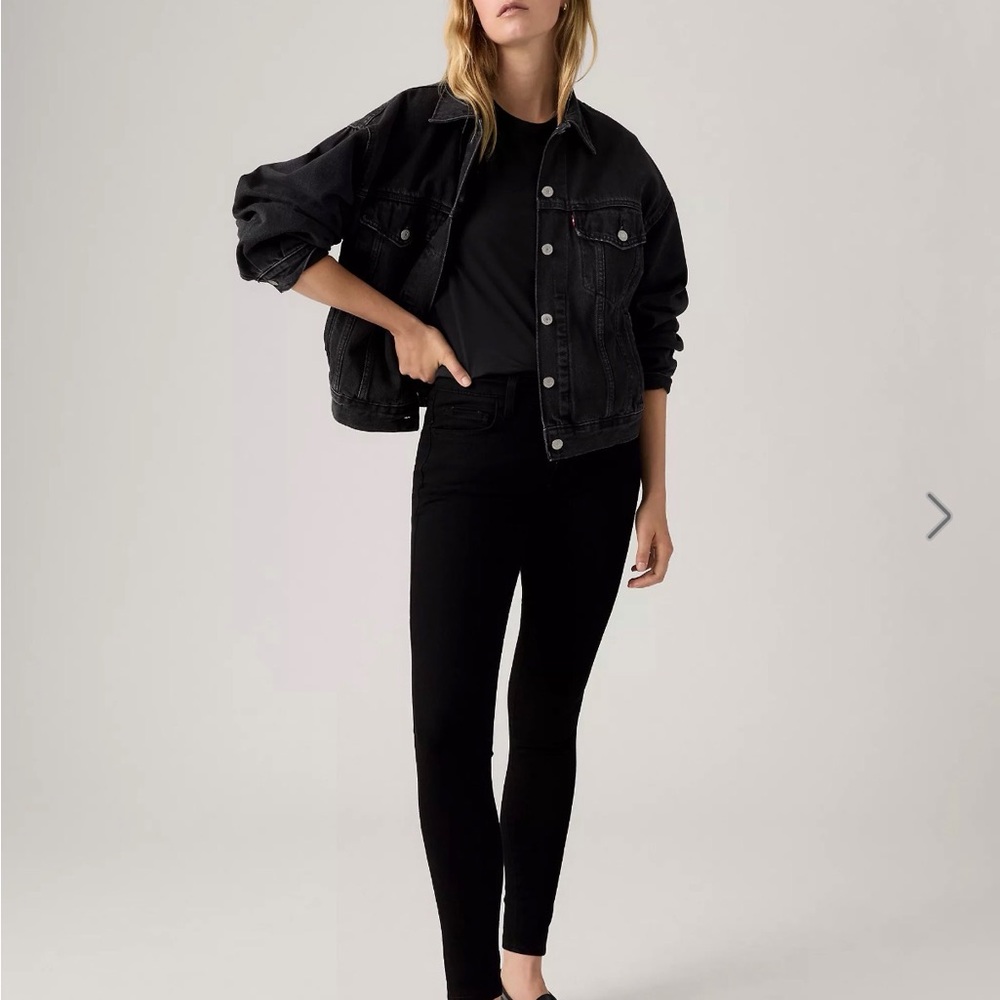 Levi’s Highrise Black Denim Jeans